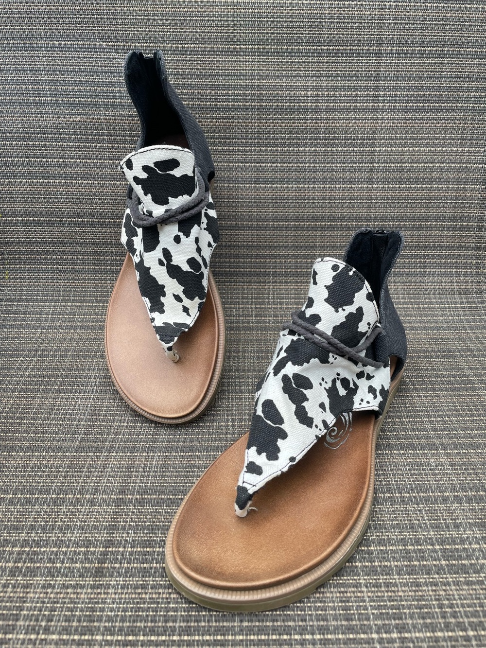 Very G Ladies Size 9 Black & White Cow Print Women's Sandals